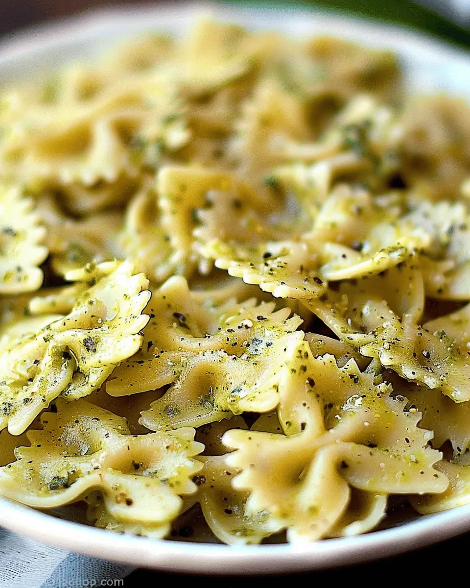 Creamy Pesto Pasta Recipe with Turkey Bacon: Quick and Easy Delight